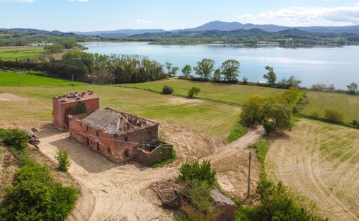 Country House in Castiglione del Lago, Umbria, Italy 1