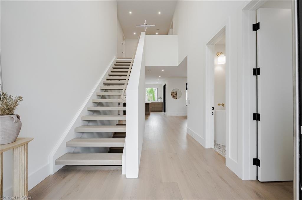 House in Hamilton, Ontario, Canada 5 - 18360176