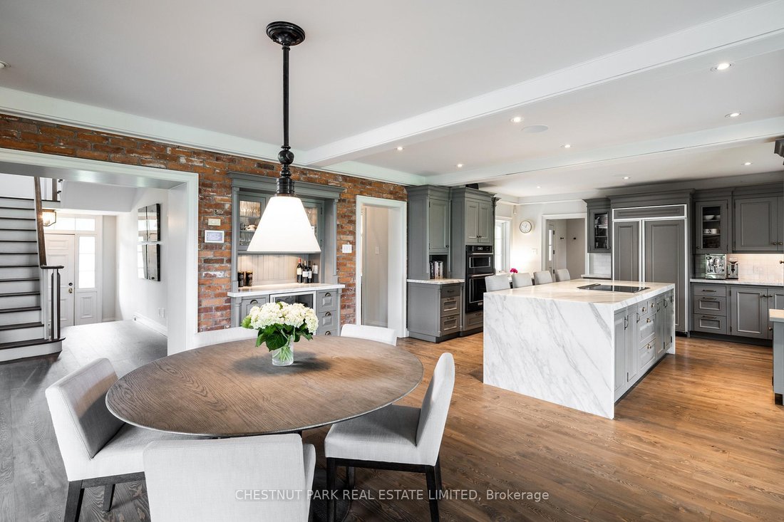 House in Aurora, Ontario, Canada 5 - 18360195