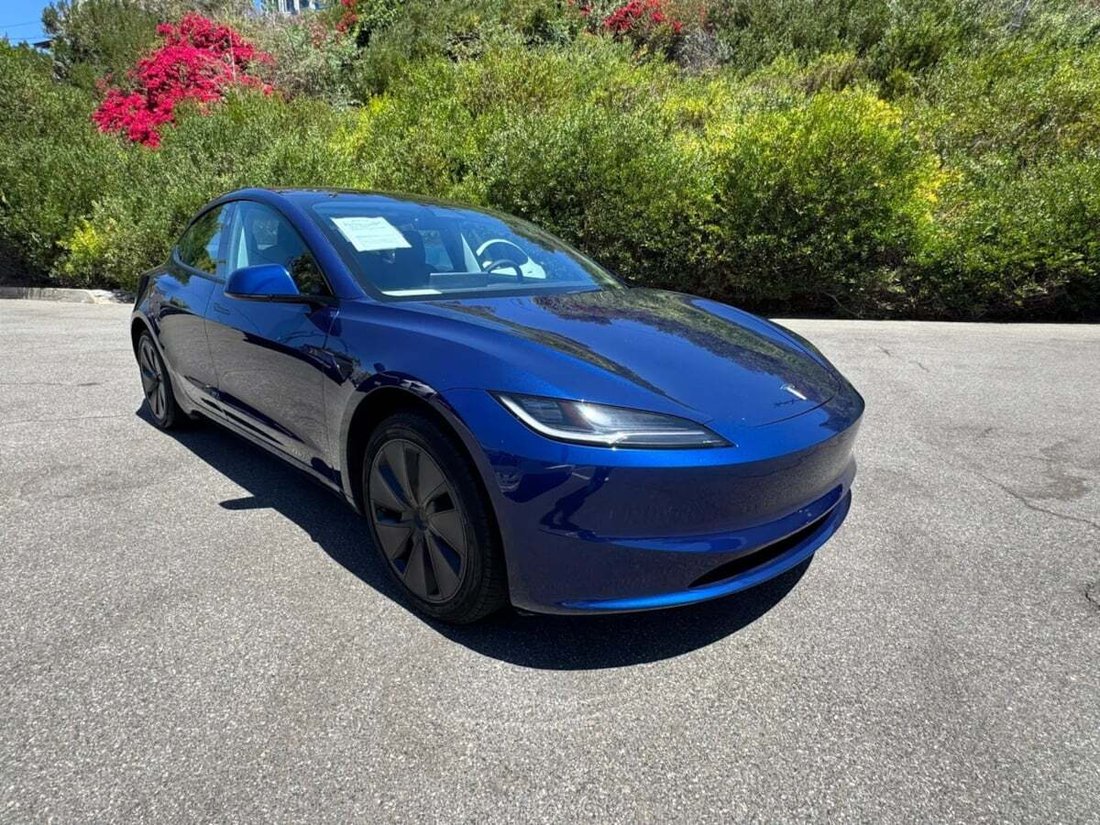 Sedan in Newport Beach, CA, United States 3 - 18291112