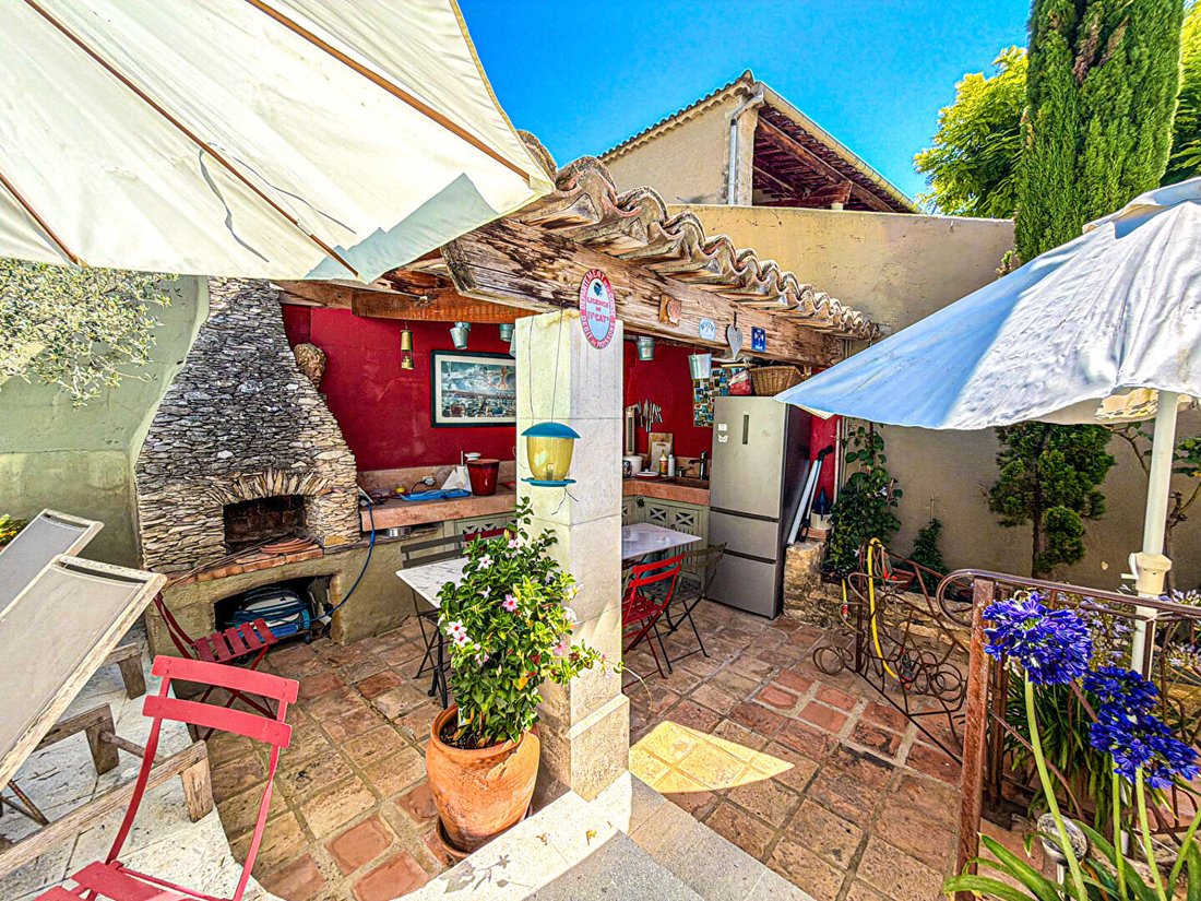 Villa in Pujaut, Occitania, France 5 - 16782871