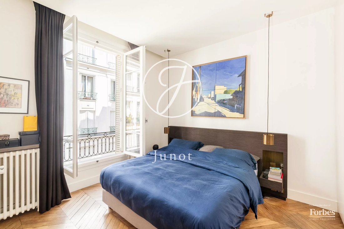 Apartment in Europe, Paris 8e Arrondissement, Paris 4 - 18360286