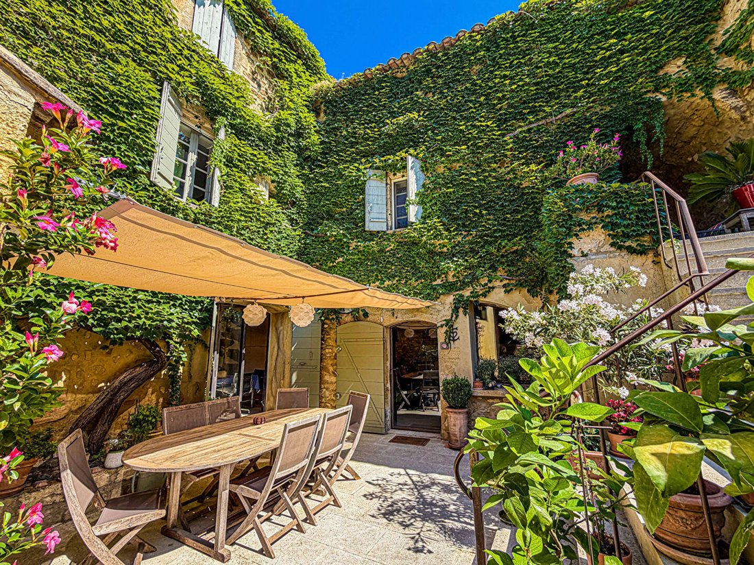 Villa in Pujaut, Occitania, France 1 - 16782871