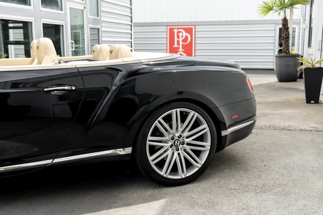 Cabriolet in Bellevue, WA, United States 5 - 18360298