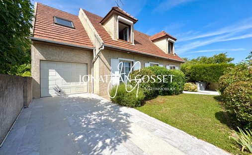 House in Haut, Vernouillet, France 1
