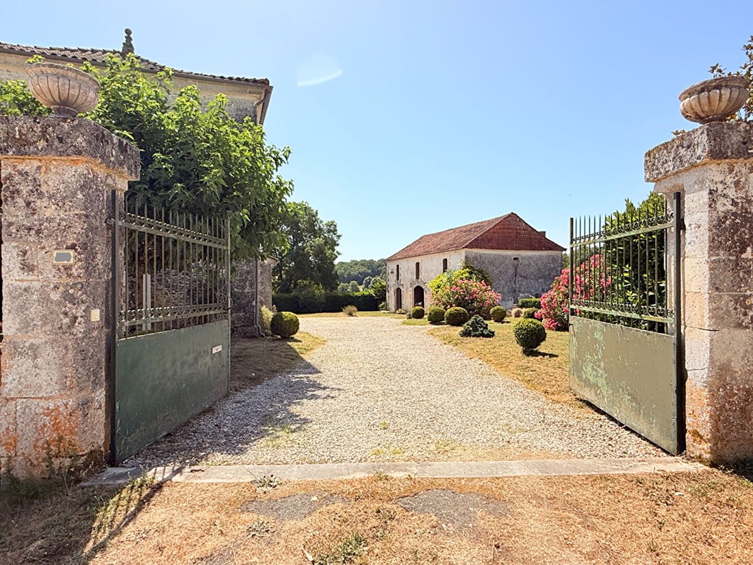 Villa in Verteillac, Nouvelle-Aquitaine, France 2 - 18360638