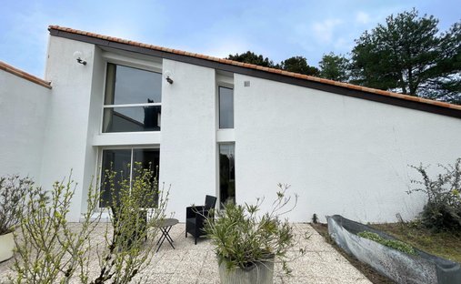 House in La Croix-Jeannette, Bouguenais, France 1