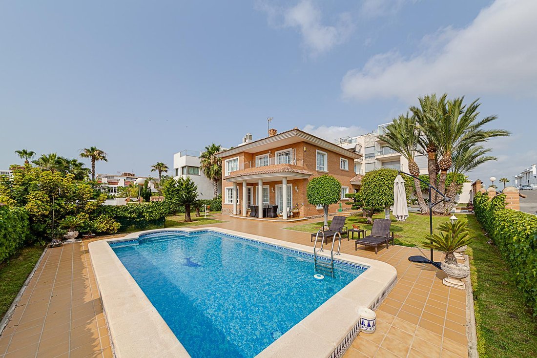 Chalet in Torrevieja, Valencian Community, Spain 2 - 16102190