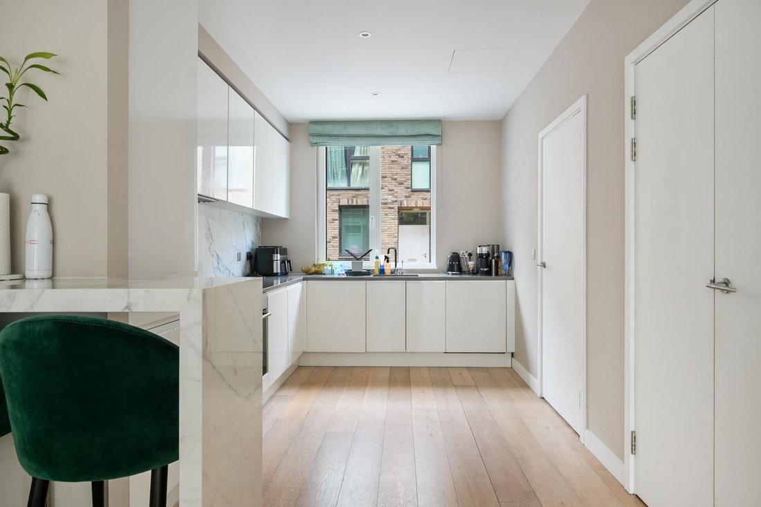 Townhouse in Victoria Docks, Newham, England 2 - 18364978