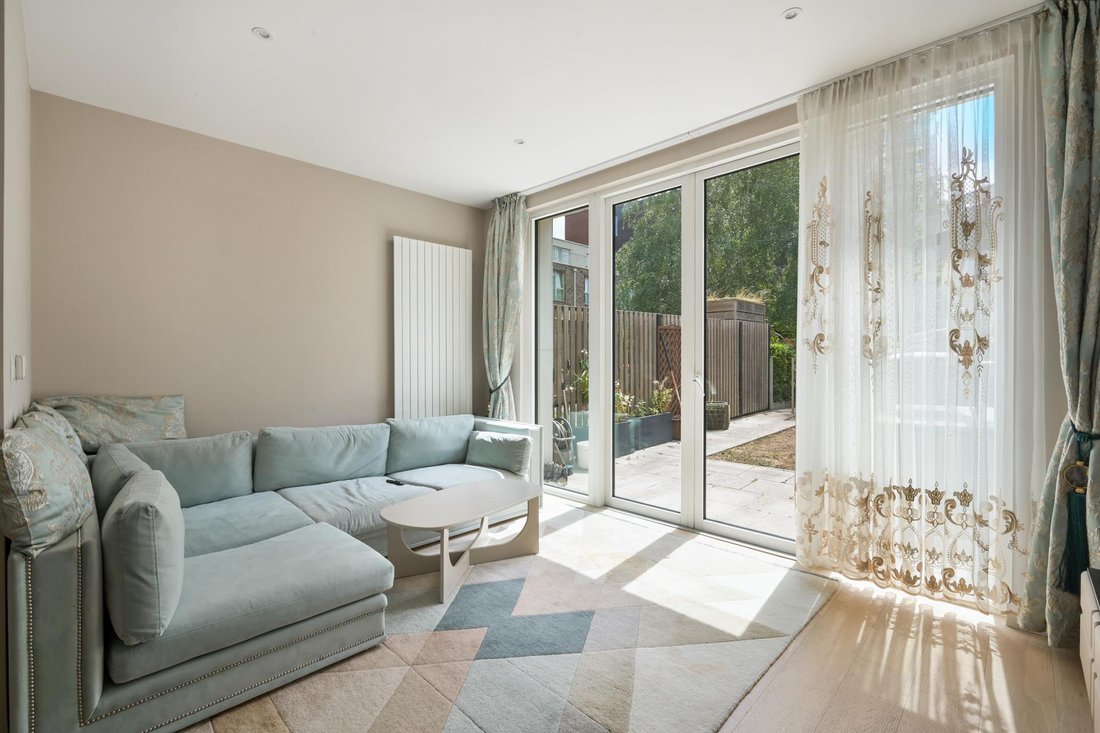 Townhouse in Victoria Docks, Newham, England 4 - 18364978