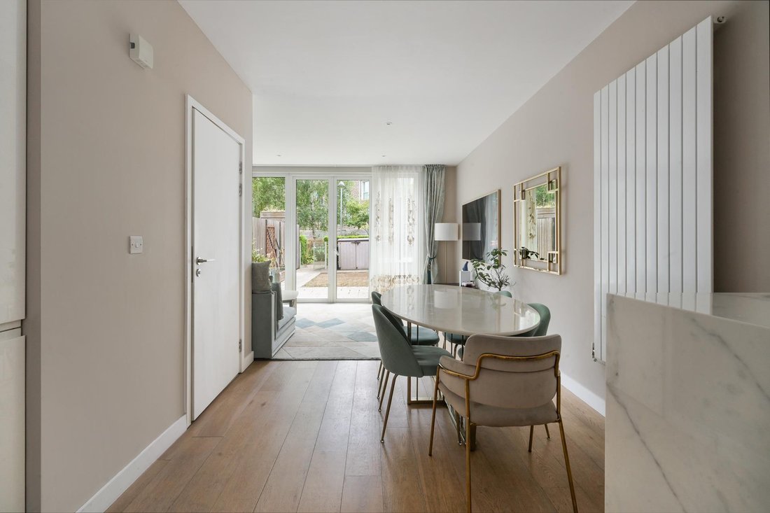 Townhouse in Victoria Docks, Newham, England 3 - 18364978