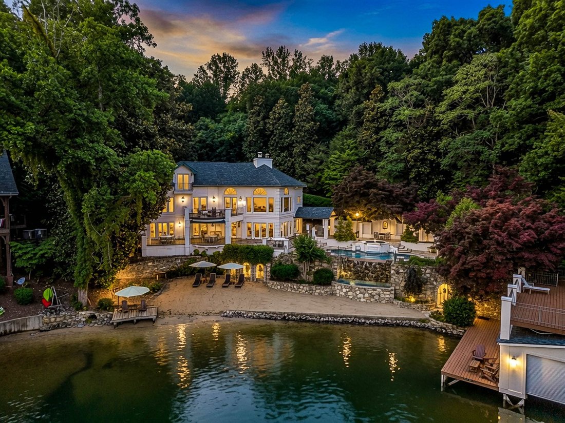 House in Lake Lure, North Carolina, United States 1 - 18369582