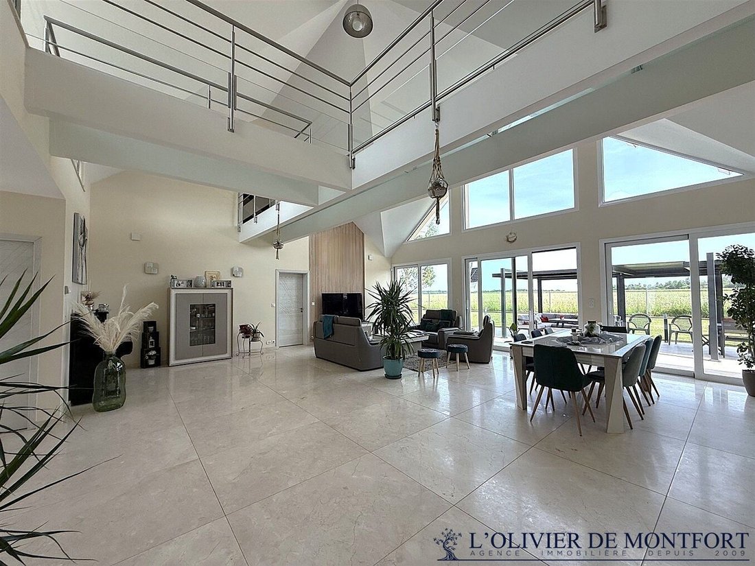 House in Montfort-l'Amaury, Ile-de-France, France 1 - 18363276