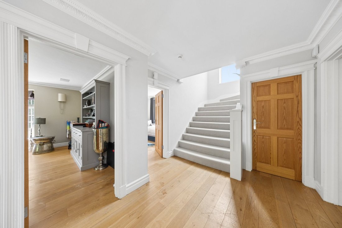 House in Chobham, England 4 - 18366903