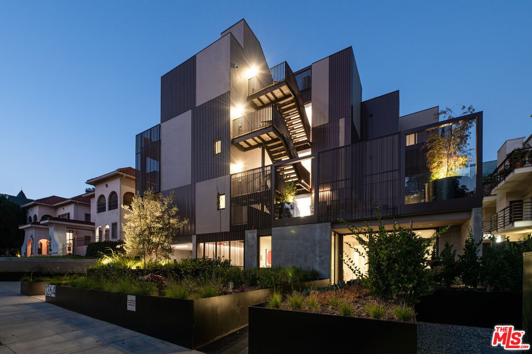 Los Angeles, California, United States 1 - 18367044
