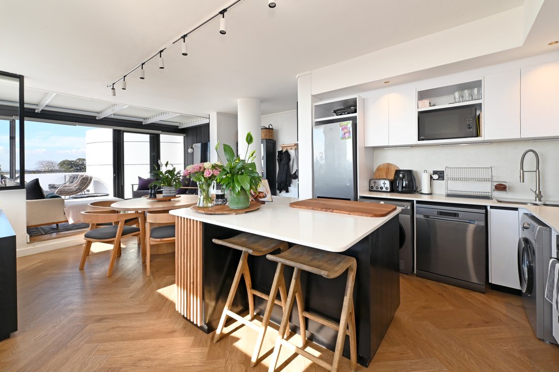 Apartment in Claremont, Cape Town, South Africa 3 - 18369145