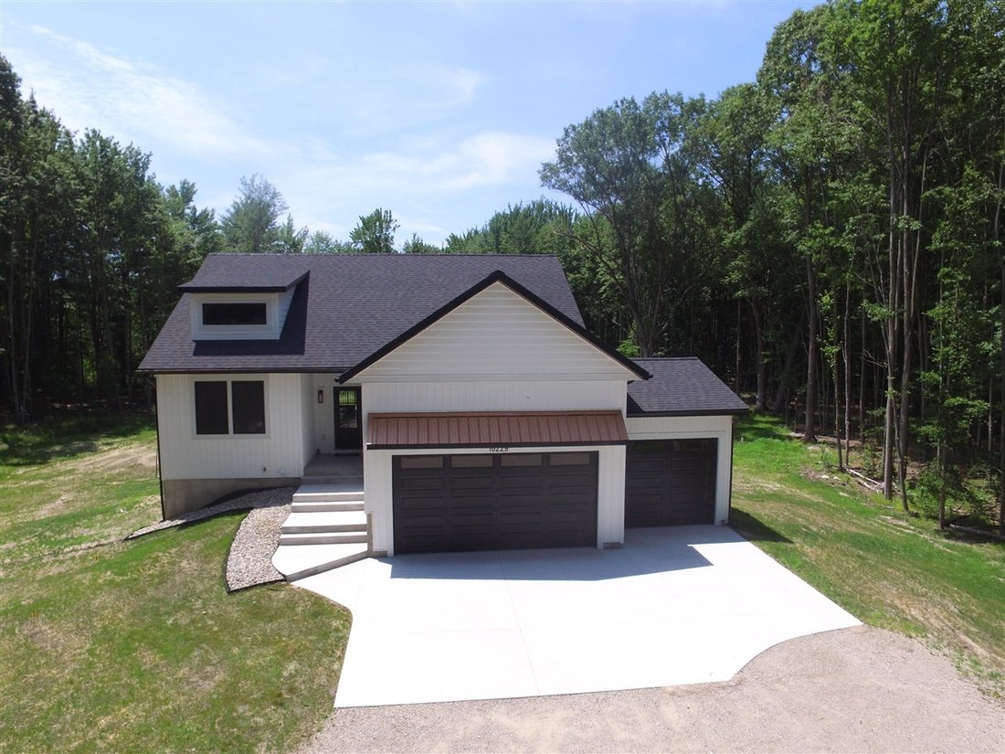 House in Fruitport Charter Township, Michigan, United States 1 - 18366797
