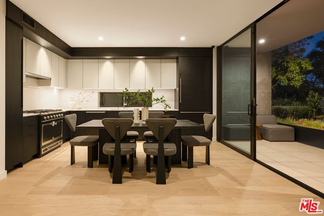 Los Angeles, California, United States 3 - 18367040