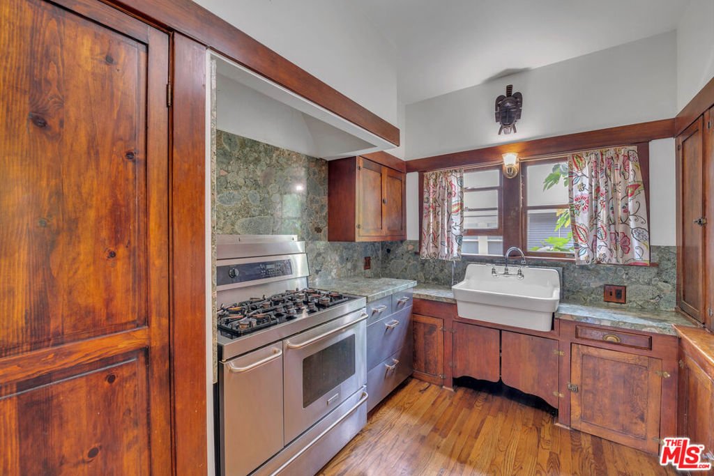 House in Los Angeles, California, United States 3 - 18362025