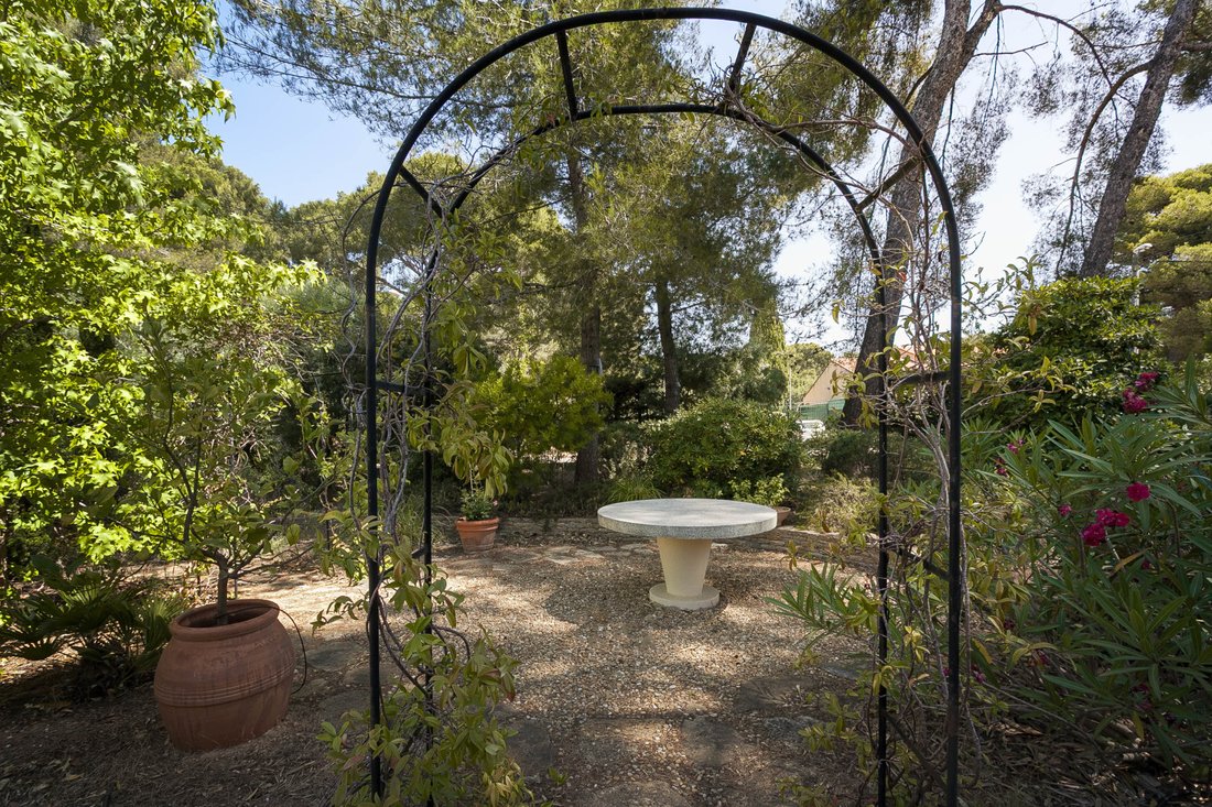 Estate in Six-Fours-les-Plages, Provence-Alpes-Côte d'Azur, France 4 - 18363225