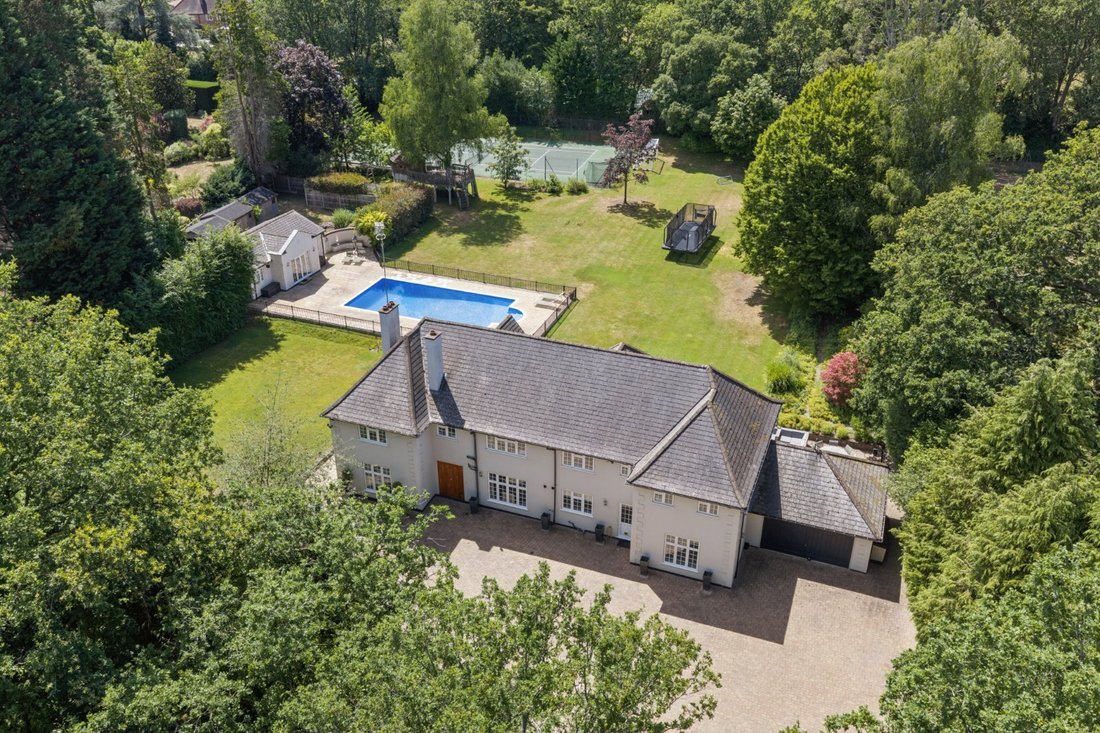 House in Chobham, England 2 - 18366903