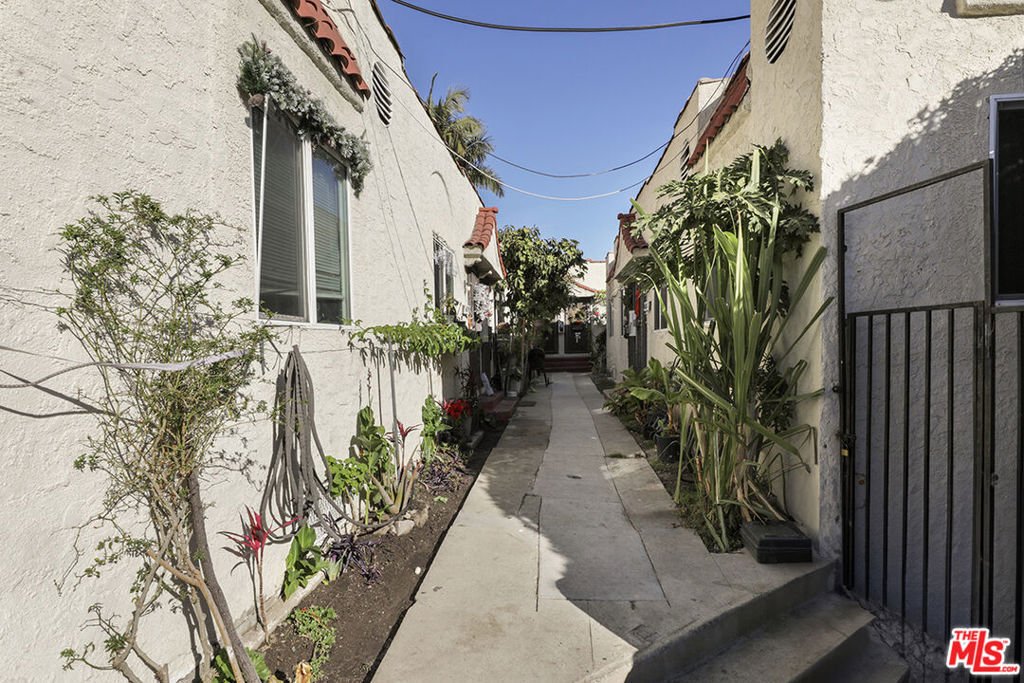 Los Angeles, California, United States 2 - 18362012