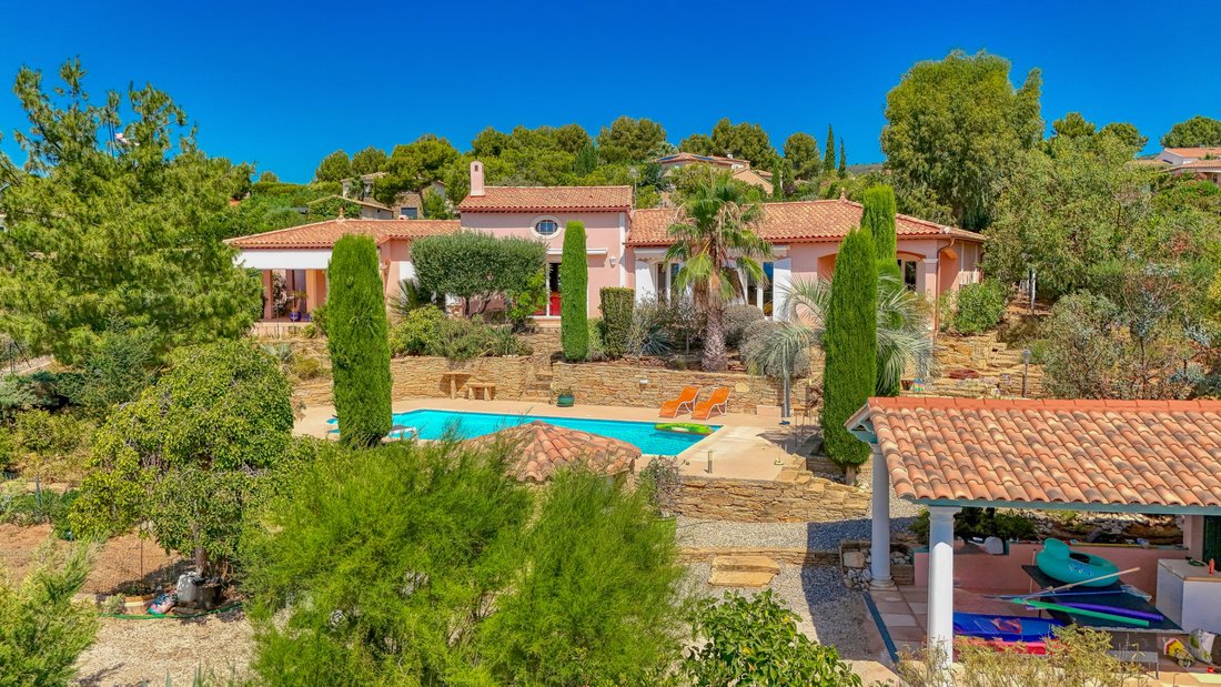 Villa in La Cadiere-d'Azur, Provence-Alpes-Côte d'Azur, France 2 - 18363033