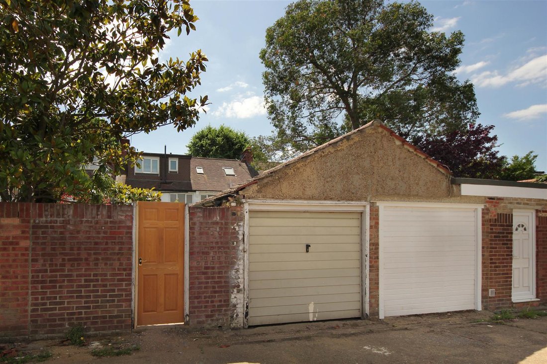 House in Acton Park, Ealing, England 1 - 18361935