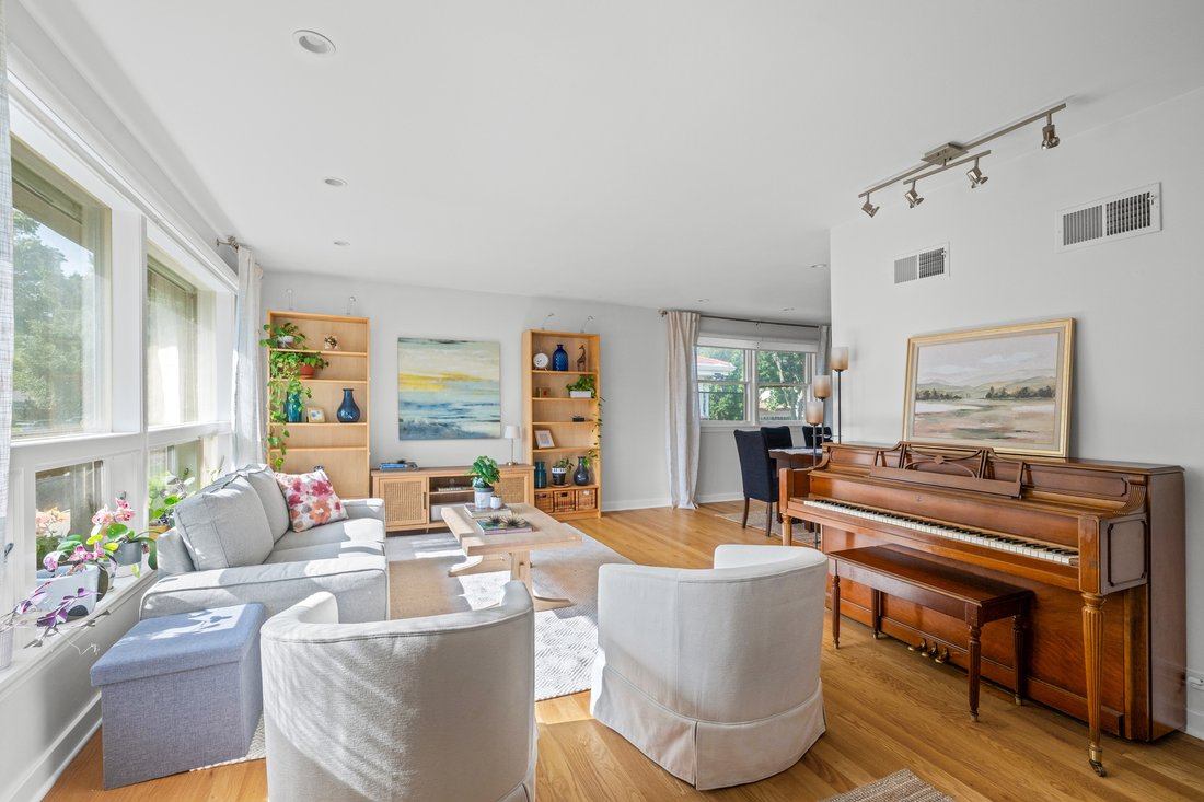 House in Skokie, Illinois, United States 3 - 18363079