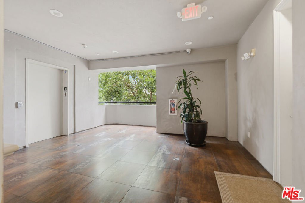 Condo in Los Angeles, California, United States 5 - 18364927