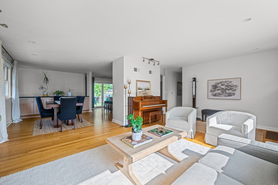 House in Skokie, Illinois, United States 5 - 18363079