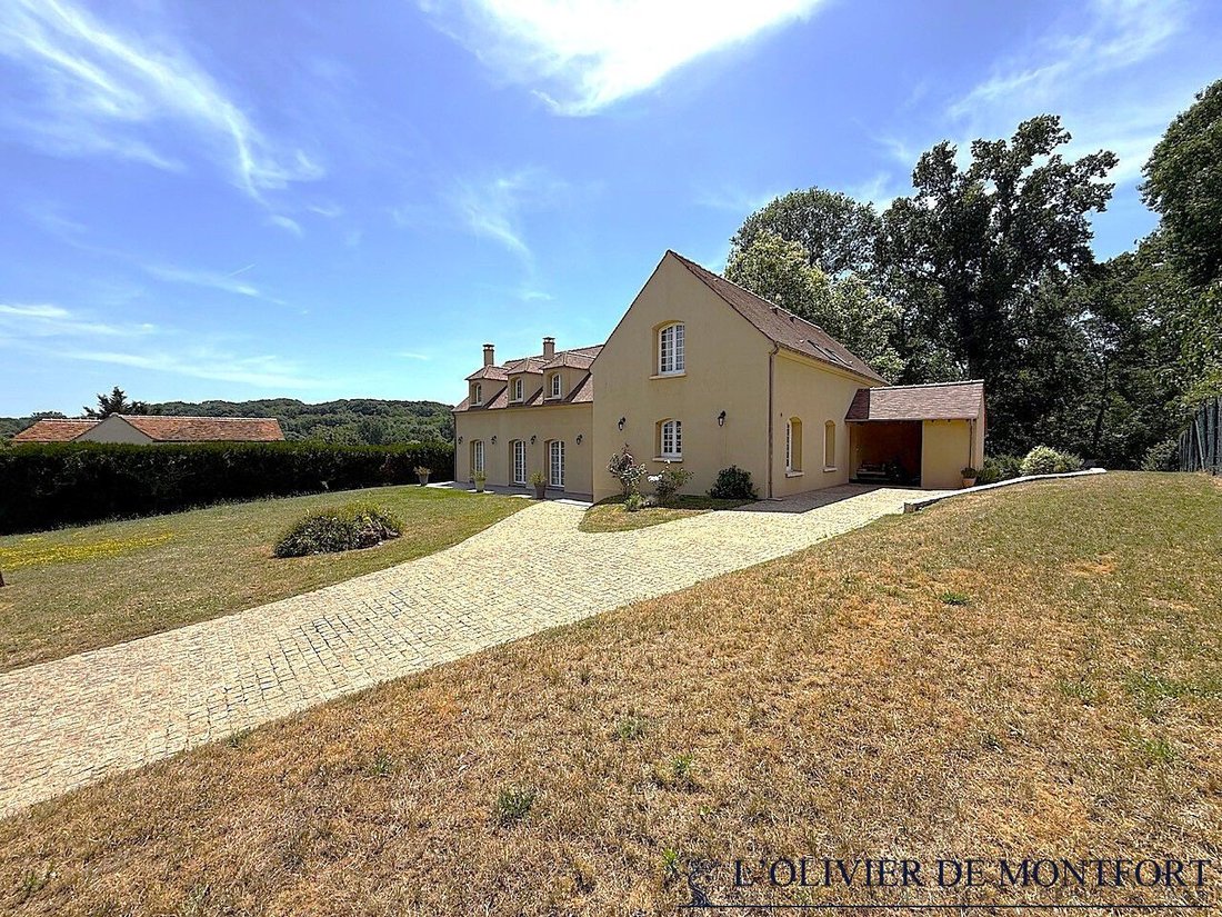 House in Montfort-l'Amaury, Ile-de-France, France 1 - 18363447