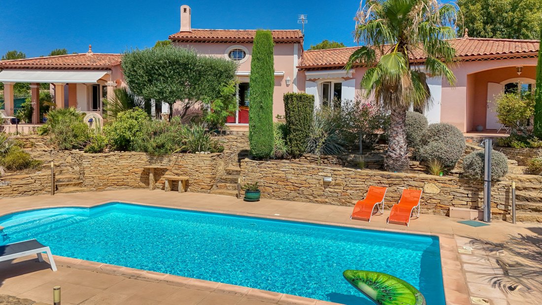 Villa in La Cadiere-d'Azur, Provence-Alpes-Côte d'Azur, France 1 - 18363033