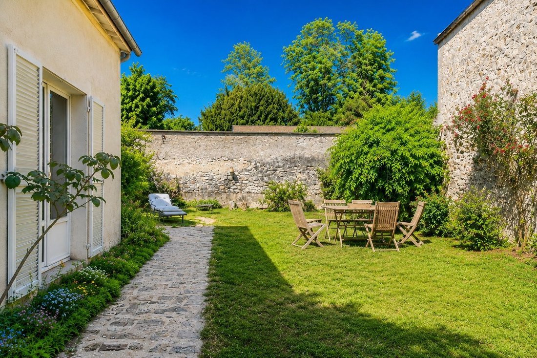 House in Fontainebleau, Ile-de-France, France 4 - 18362811