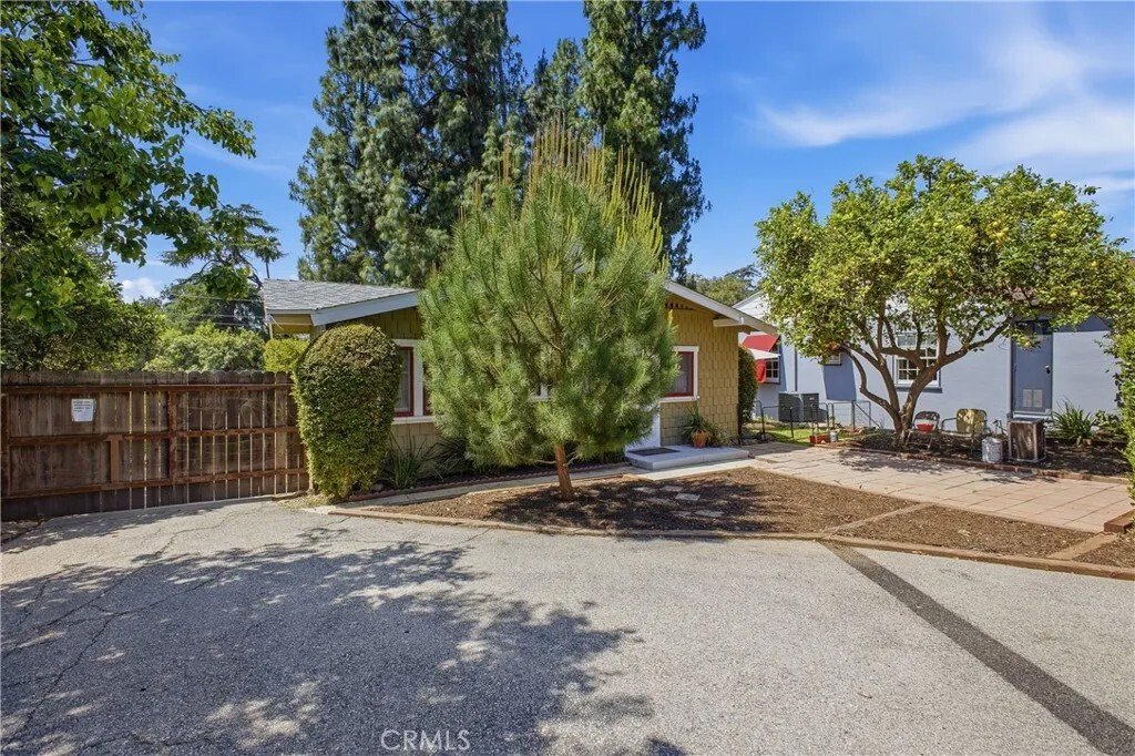 Altadena, California, United States 4 - 17895573