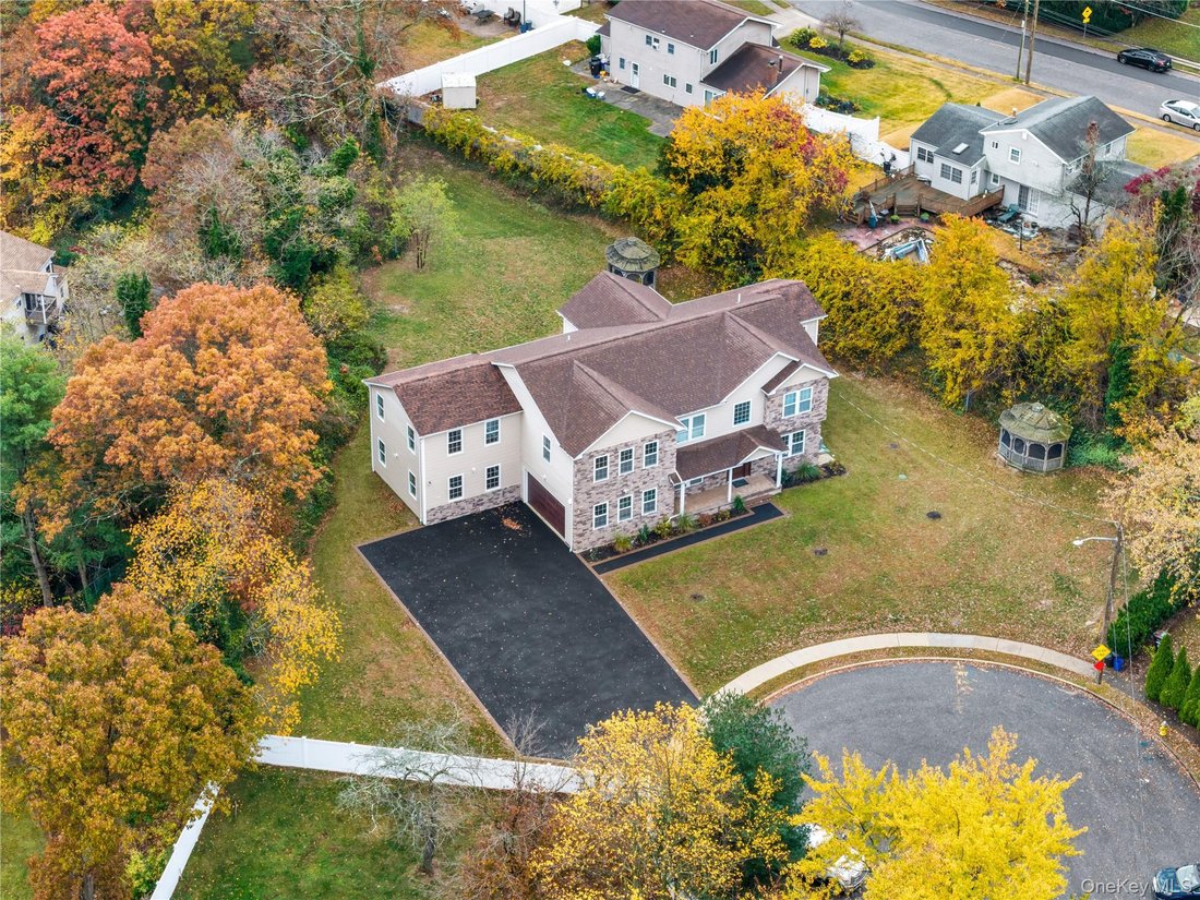 House in Wyandanch, New York, United States 5 - 18365297