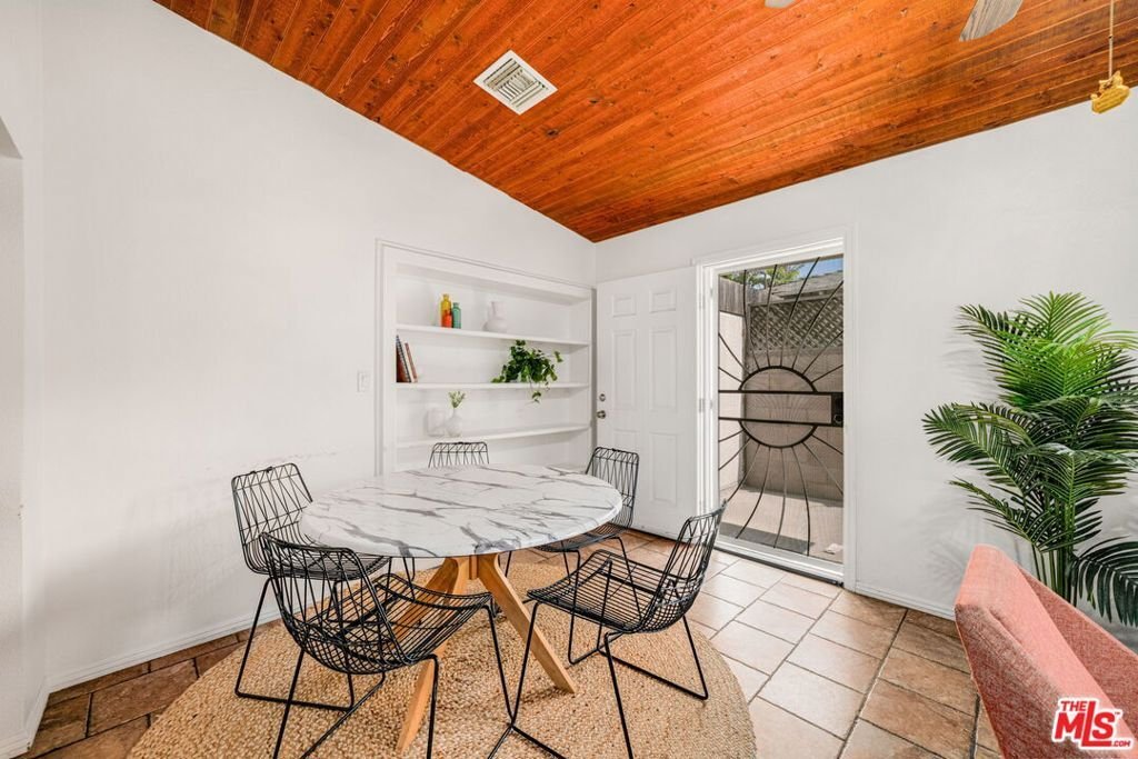 Los Angeles, California, United States 5 - 18364912