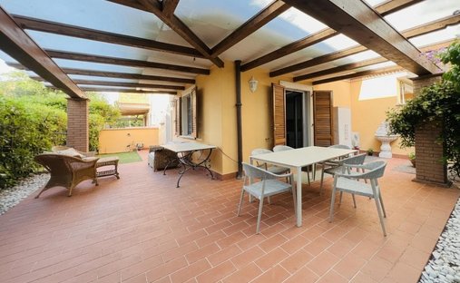 Casa de Campo en Ronchi, Massa, Italia 1