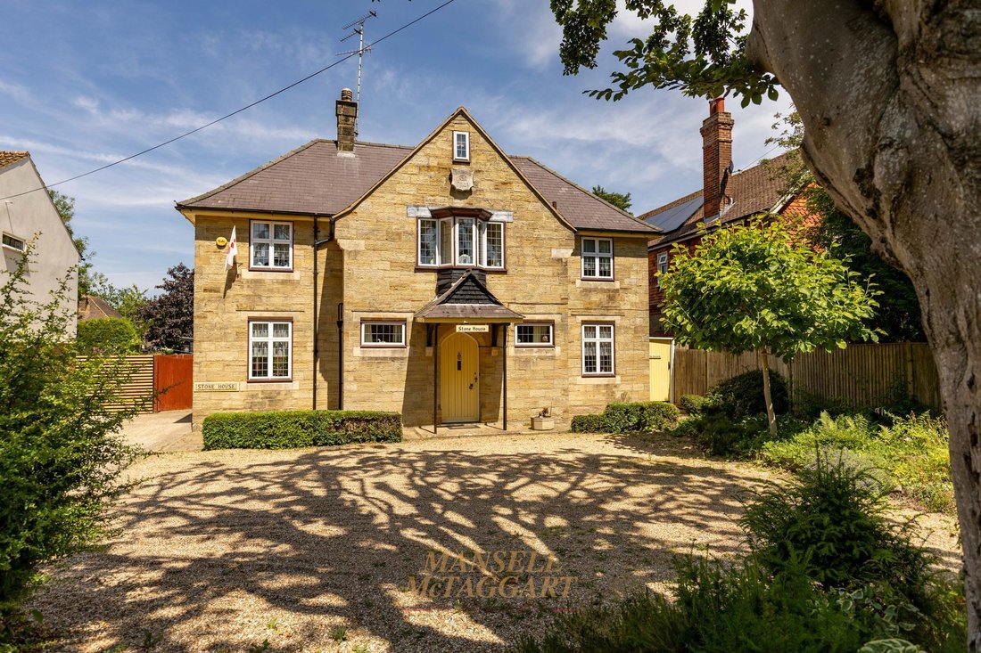 House in East Grinstead, England 1 - 18363887