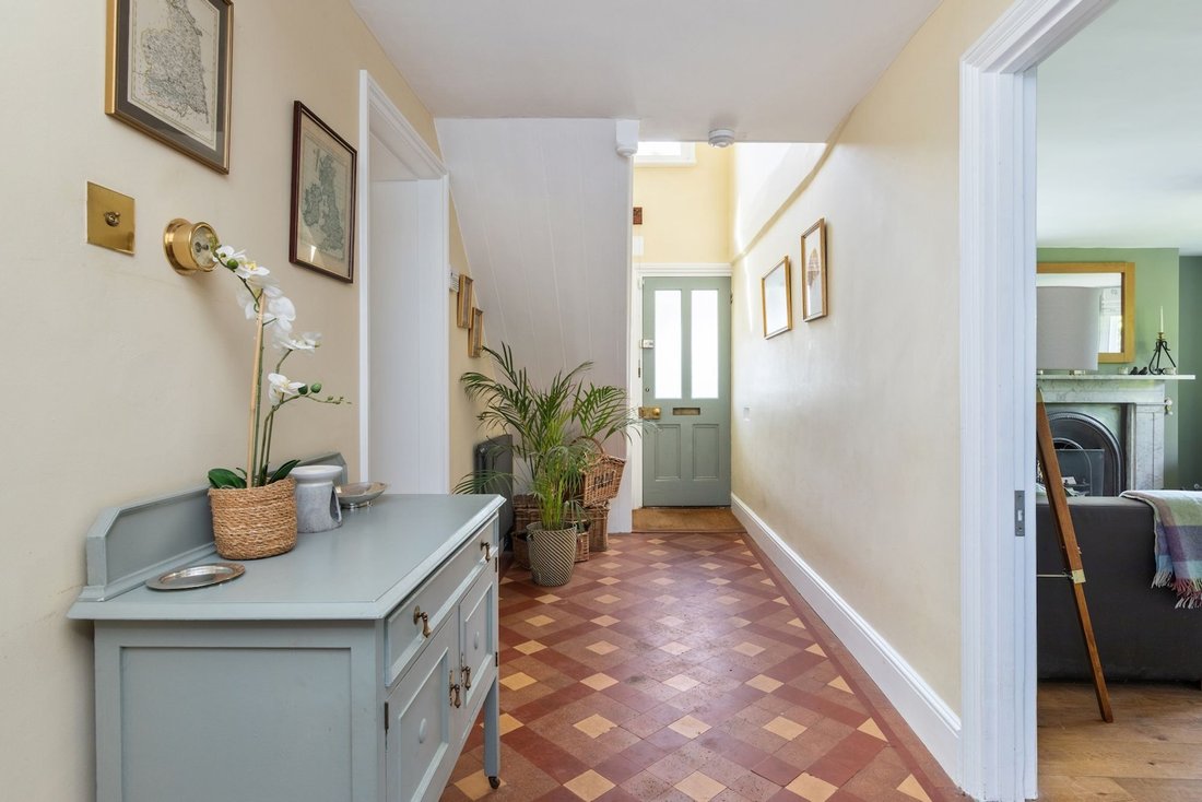 House in Lower Beeding, England 3 - 18363873