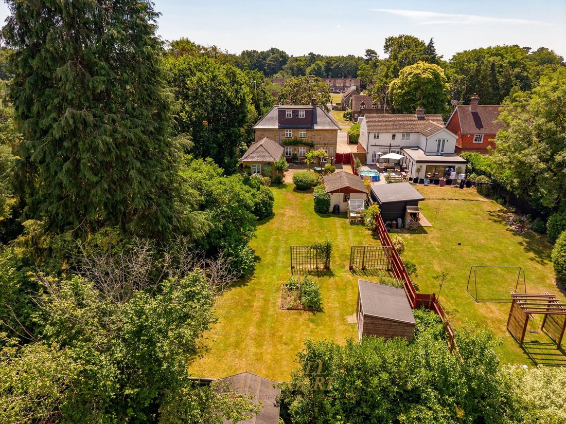 House in East Grinstead, England 2 - 18363887