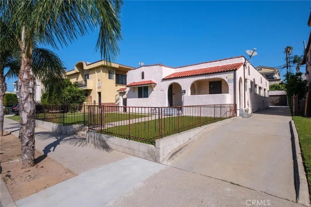 Los Angeles, California, United States 1 - 18366333