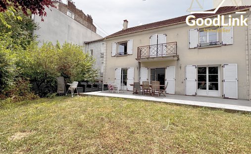House in Parcs, Romainville, France 1