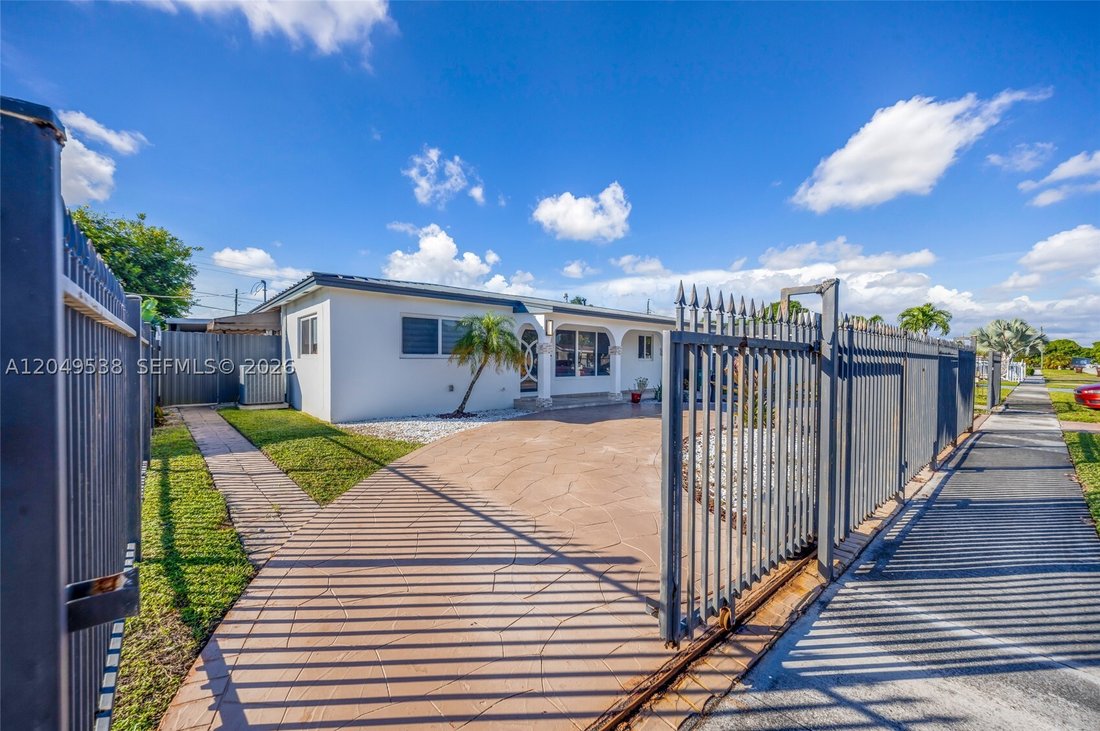 House in Hialeah, Florida, United States 3 - 18366215