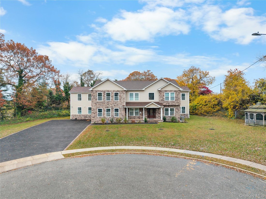 House in Wyandanch, New York, United States 1 - 18365297