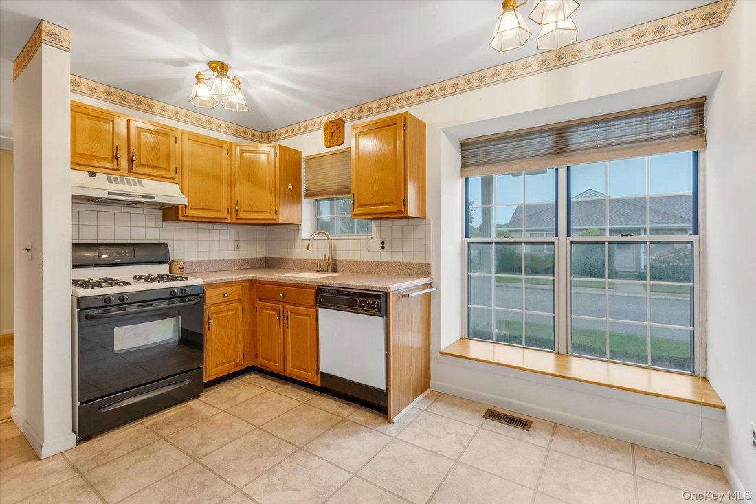 Condo in West Sayville, New York, United States 5 - 18366990