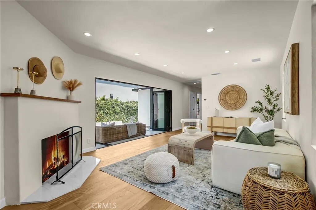 Los Angeles, California, United States 5 - 18366275