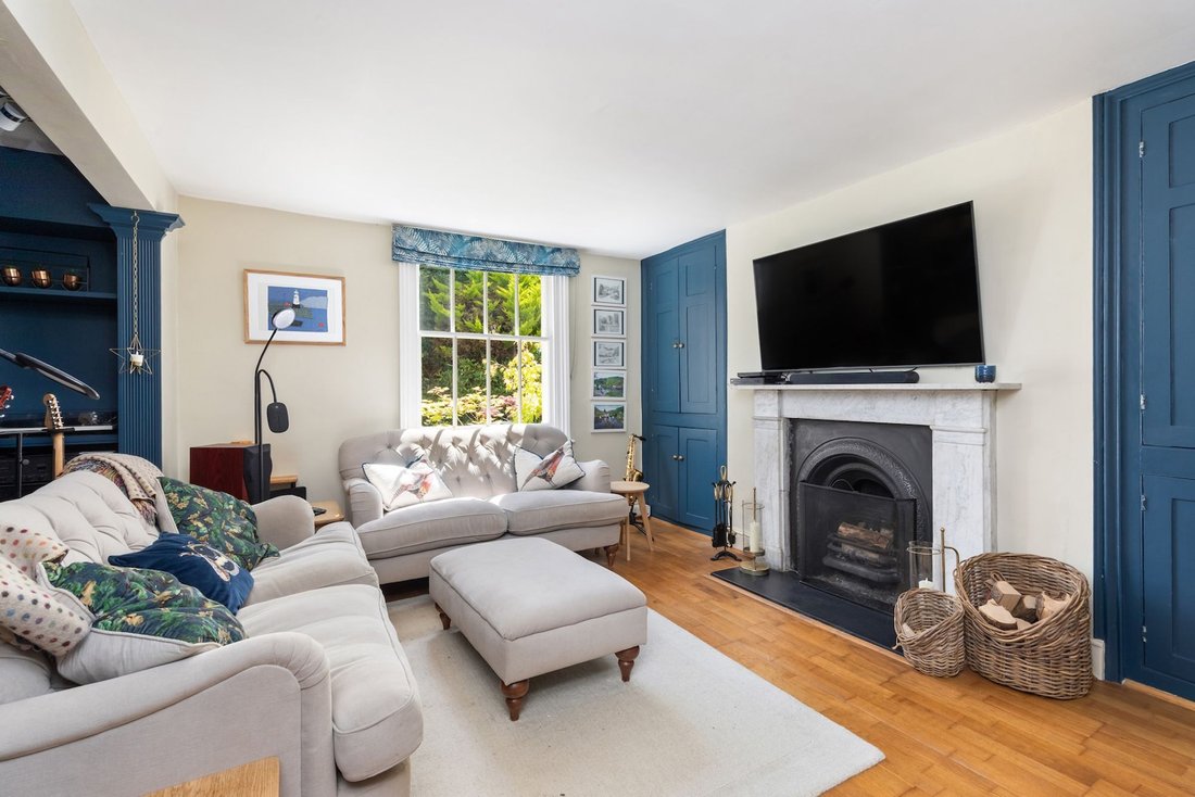 House in Lower Beeding, England 4 - 18363873