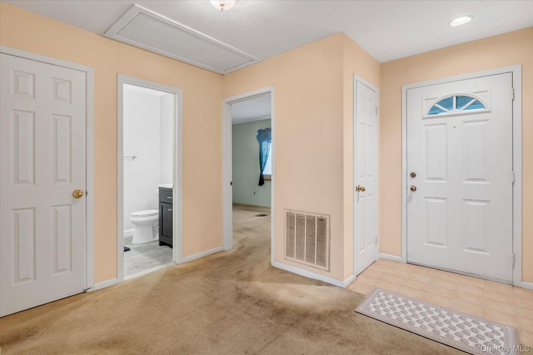 Condo in West Sayville, New York, United States 2 - 18366990
