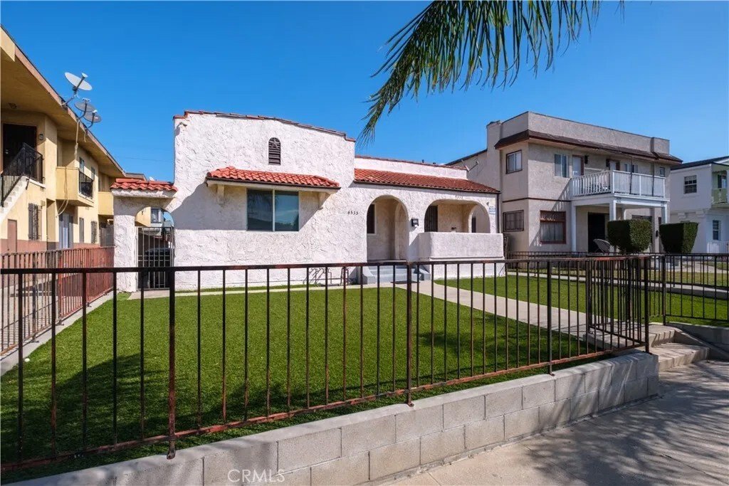 Los Angeles, California, United States 2 - 18366333
